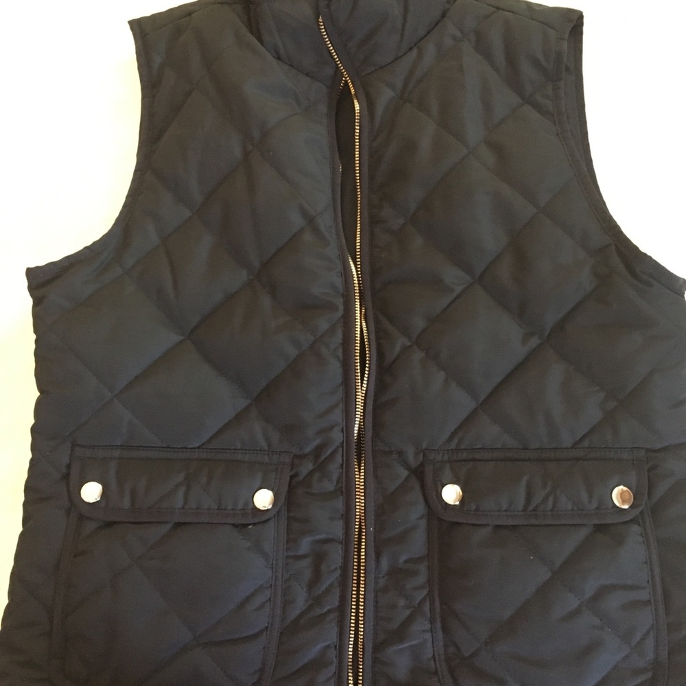 BNWOT - Thread & Supply Size M Women Black Vest with Gold Zipper.